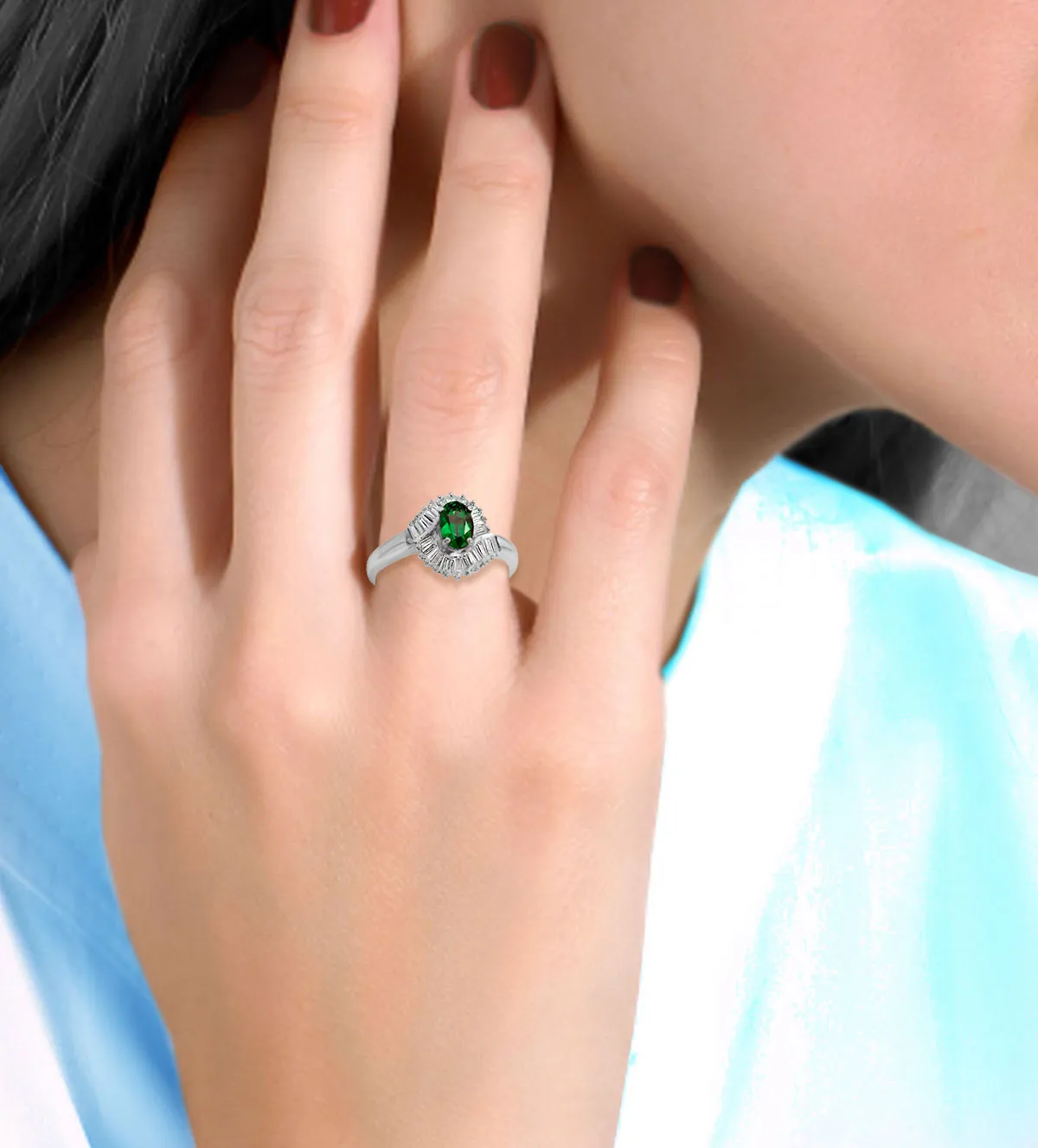 18k White Gold Ring with Emerald and Diamonds - Style 048_R026130