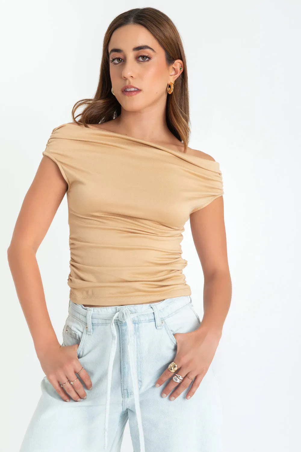 Blusa ajustada con plisados hombros descubiertos