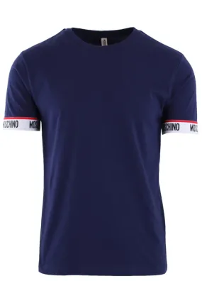 Camiseta azul con logo en cinta en las mangas