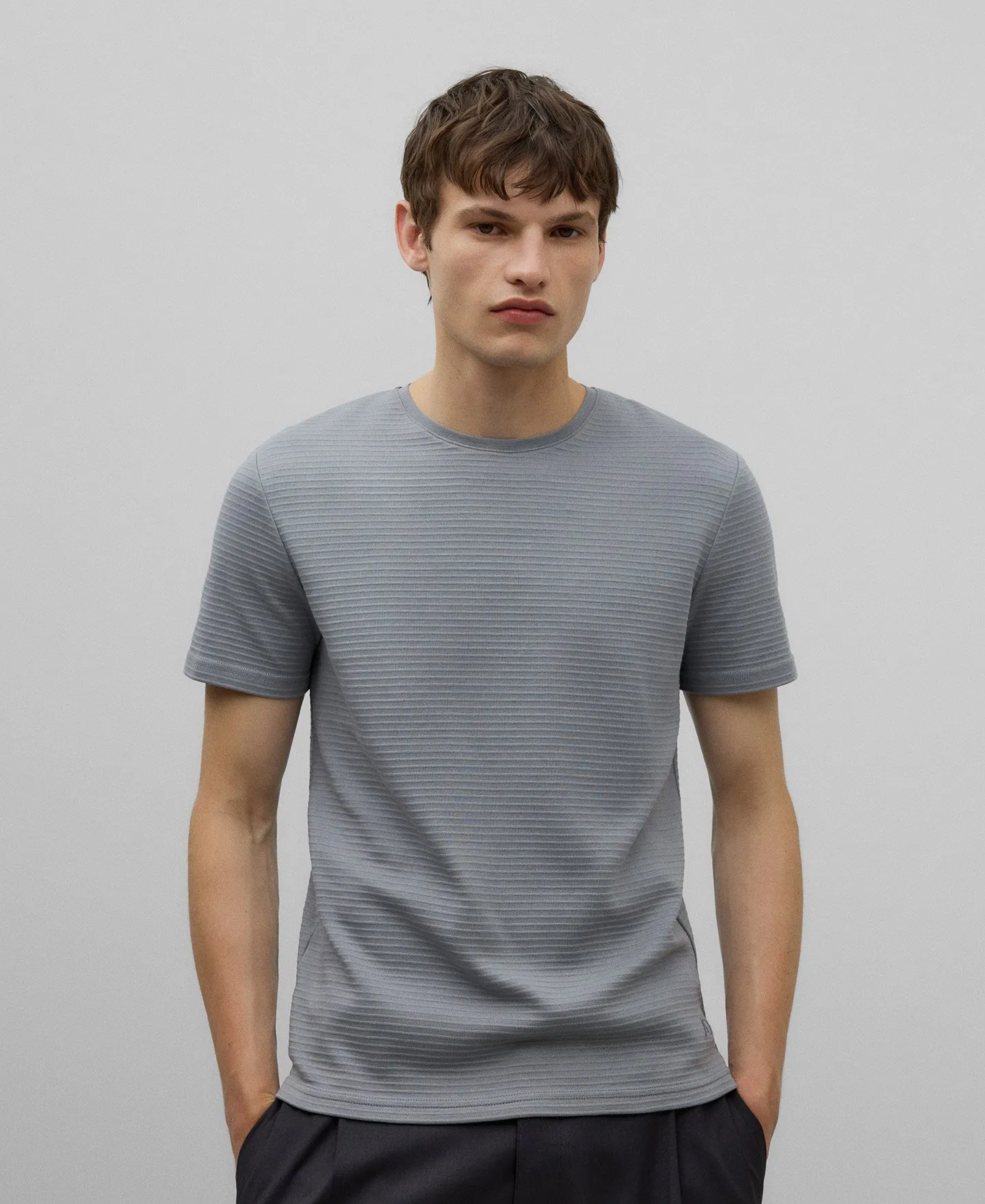 Camiseta rayas en relieve gris hombre