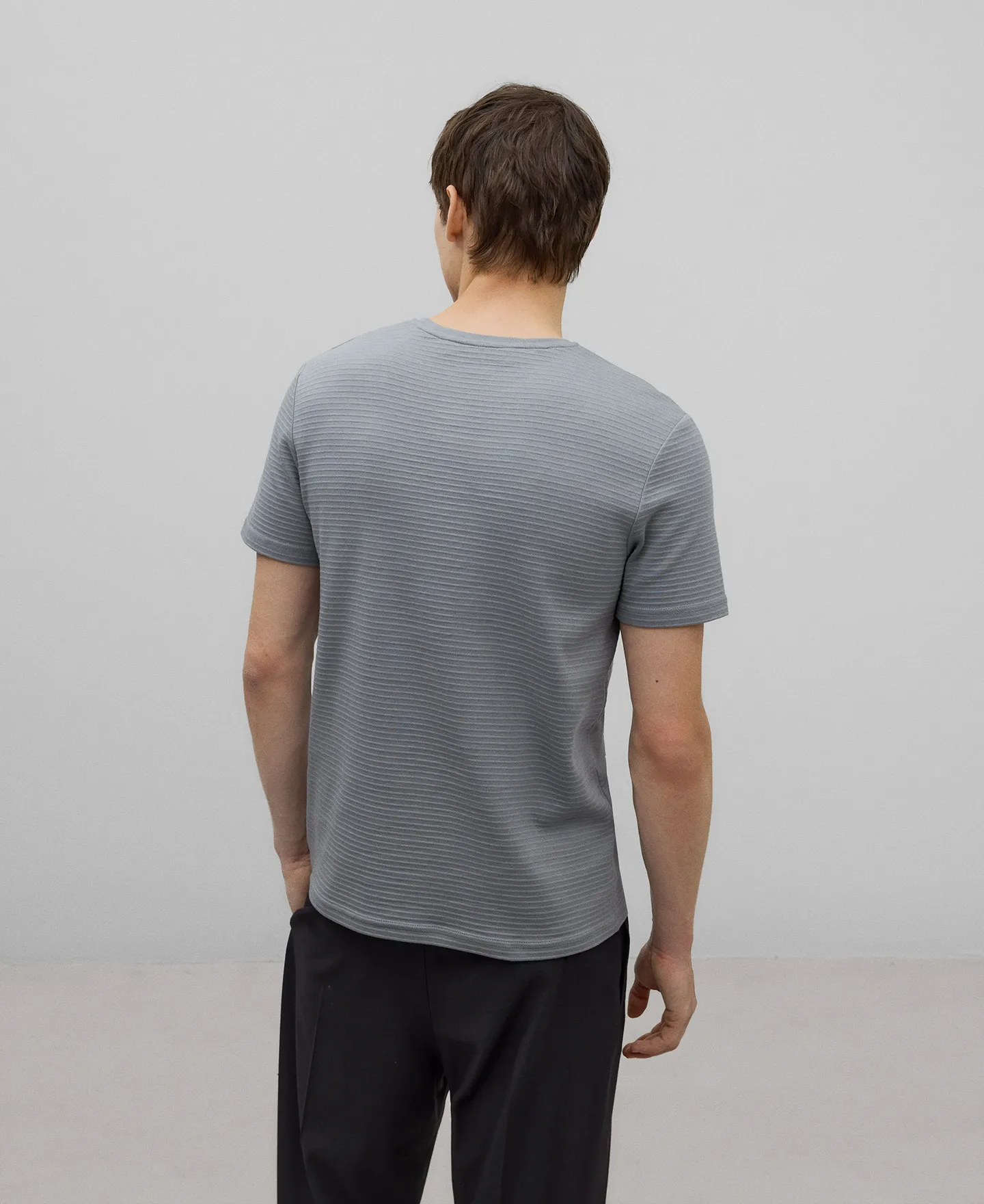 Camiseta rayas en relieve gris hombre