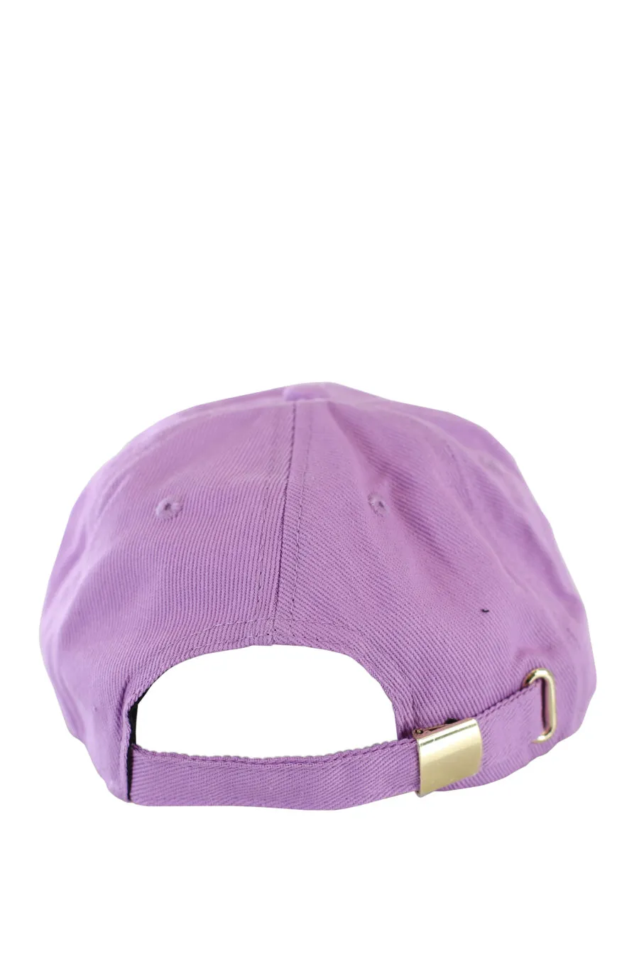 Gorra morada con logo rojo en 