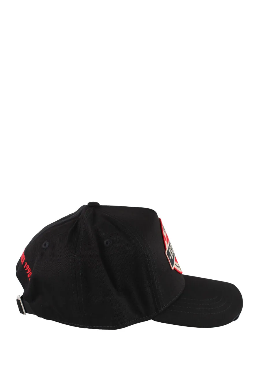 Gorra negra con parche y detalle rojo