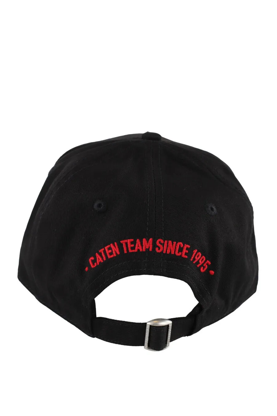 Gorra negra con parche y detalle rojo