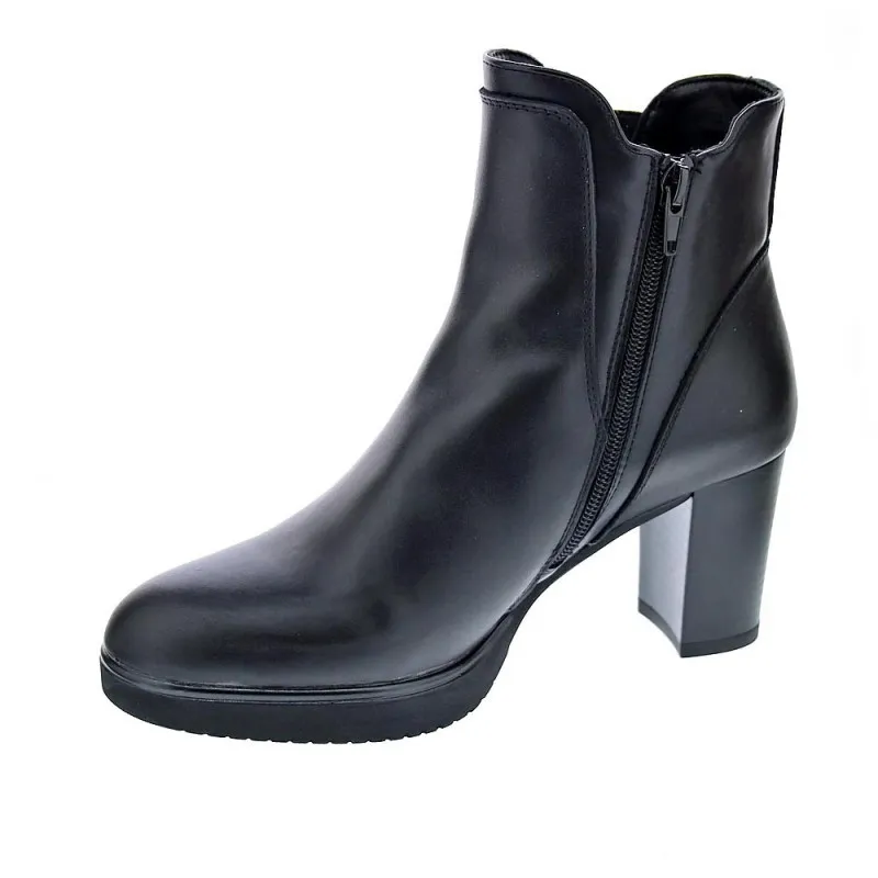 Trendy Woman's Black Ankle Boots Keys 8850