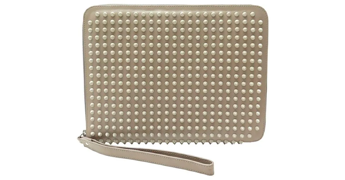 NUEVE BOLSILLOS CHRISTIAN LOUBOUTIN IPAD SPIKE CUERO TAUPE Gris pardo 