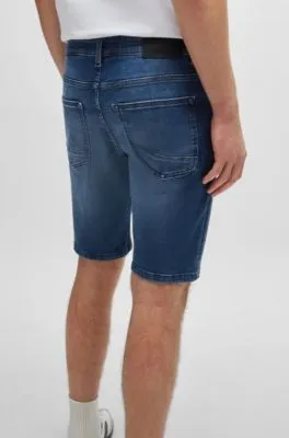 Shorts slim fit de denim azul suave que facilita el movimiento