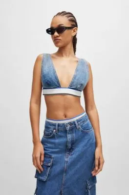 Top de denim azul con detalle de la marca en la cintura