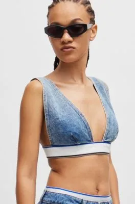 Top de denim azul con detalle de la marca en la cintura